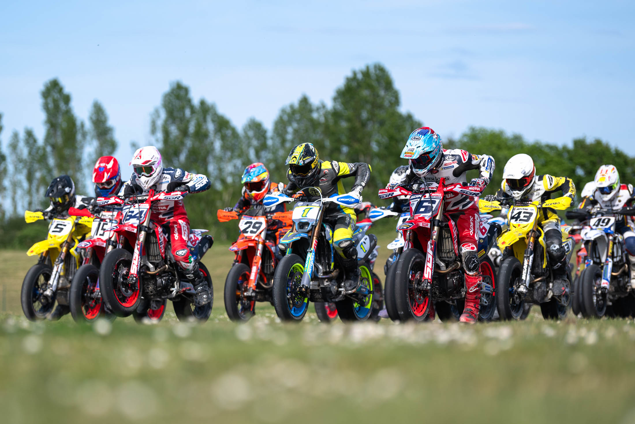 Lohéac, terre de Supermotard : la parade des pilotes de retour pour la 2e année consécutive
