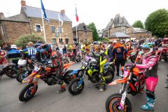 supermoto-035-0894-parade_pilotes