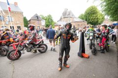supermoto-036-0899-parade_pilotes