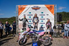 supermoto-081-7404-podium-feminine-podium-saison